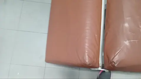 No dia 16/09, minha avó foi internada no Hospital Municipal de Diadema (Piraporinha) com problemas de circulação no pé. Durante a internação, ficamos em um corredor, com atendimento escasso e sem estrutura. Eu, como acompanhante, precisei dormir em uma escada usada para maca, porque não havia cadeira disponível — um direito básico do idoso internado. Quando finalmente trouxeram uma cadeira, ela estava quebrada e minha tia chegou a cair. Nos revezamos dia e noite para cuidar dela. No dia 24/09, colocaram um acesso central sem autorização da família e sem nos dar nenhuma explicação. No dia 25/09, às 10h, deixei minha avó consciente, falando, embora reclamasse de falta de ar (o que relatei diversas vezes à enfermagem e foi ignorado). Quando retornei às 14h40, fui informada de que ela havia “caído da cama” — o que não fazia sentido, já que ela não conseguia se levantar sozinha. Ao chegar na emergência, encontrei minha avó entubada e sedada. Só então fomos informados de que, no procedimento do acesso central, o pulmão dela havia sido perfurado. Em decorrência disso, sofreu um AVC, perdeu muito sangue e o pulmão se encheu de sangue. Às 22h59, recebemos a notícia que minha avó havia falecido. No laudo da autópsia consta: “hemorragia interna traumática – ação perfurante”. Nós, como família, estamos tomando todas as medidas legais cabíveis para que nenhuma outra família passe pela mesma dor. É inadmissível que alguém seja internado por um problema no pé e saia dentro de um caixão com o pulmão perfurado.        Minha avó entrou no Hospital Municipal de Diadema por um problema no pé. E saiu em um caixão com o pulmão perfurado.  Isso não é descuido, é descaso. Queremos justiça. ✊