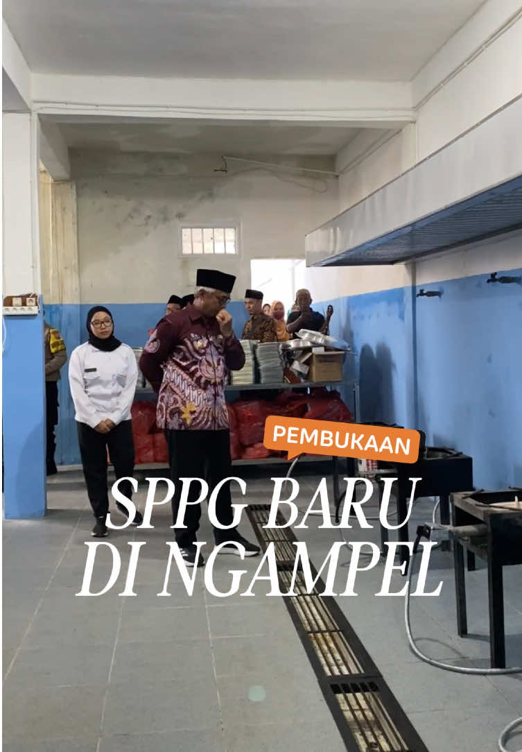 Hallo nda... Guna menjalankan amanat Presiden Republik Indonesia melalui program Makan Bergizi Gratis (MBG), Kota Kediri resmi membuka dapur Satuan Pelayanan Pemenuhan Gizi (SPPG) di Kelurahan Ngampel, Kecamatan Mojoroto, Rabu (2/10). Acara ini diresmikan oleh  Wakil Wali Kota Kediri Qowimuddin Thoha. Program SPPG menjadi langkah nyata untuk menurunkan angka stunting, memperkuat ketahanan pangan lokal, sekaligus mendukung terwujudnya generasi Indonesia yang sehat, kuat, dan cerdas.  Lebih dari sekadar dapur gizi, keberadaan SPPG juga membuka peluang ekonomi baru. Kegiatan ini melibatkan petani, peternak, UMKM, hingga tenaga pengelola dapur, sehingga tercipta rantai distribusi pangan lokal yang lebih hidup sekaligus lapangan kerja tambahan bagi masyarakat. Pelaksanaan program dijalankan dengan memperhatikan standar gizi, keamanan pangan, dan cita rasa. Semua dikelola secara profesional agar manfaat benar-benar dirasakan oleh kelompok prioritas, terutama ibu hamil, ibu menyusui, dan balita. SPPG Ngampel pun diharapkan konsisten mendukung visi misi Kota Kediri yang mandiri, berdaya saing, dan berkelanjutan. #PemkotKediri #KotaKediri #KotaKediriMAPAN #MAPAN #www.kedirikota.go.id