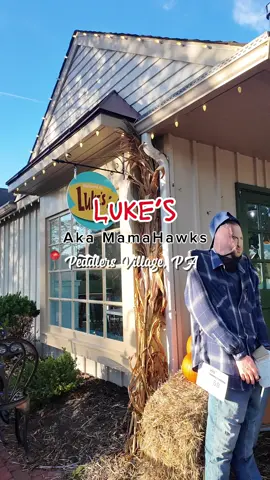 Come with me to Luke’s cafe aka @Mama Hawk ☕️ #gilmoregirls #lukescoffee #peddlersvillage 