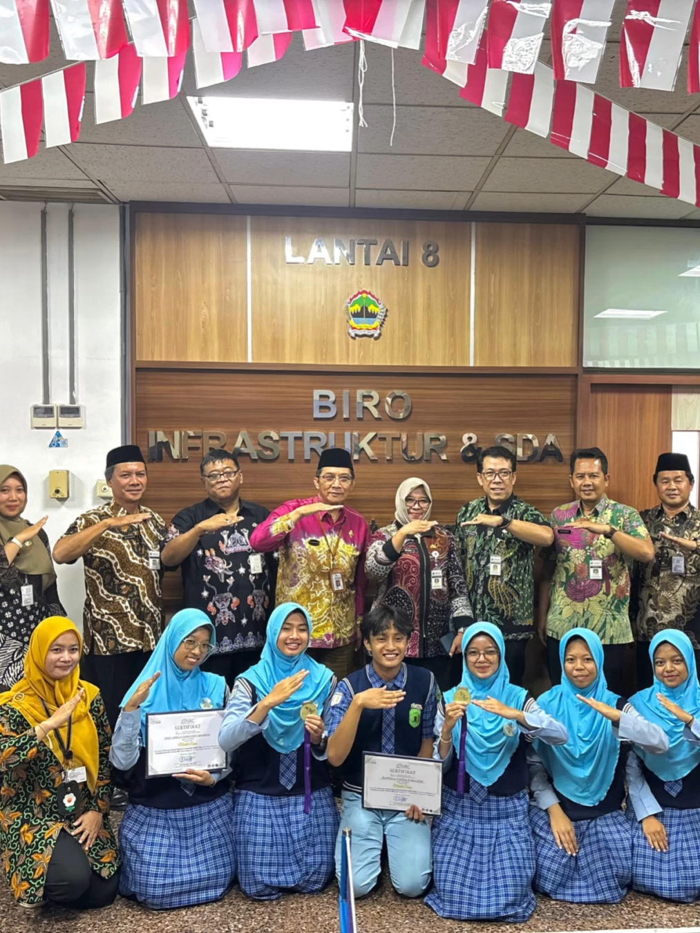 𝗨𝘀𝘂𝗻𝗴 𝗣𝗿𝗶𝗻𝘀𝗶𝗽 𝗧𝗿𝗮𝗻𝘀𝗽𝗮𝗿𝗮𝗻𝘀𝗶, 𝗦𝗶𝘀𝘄𝗮 𝗠𝗔𝗡 2 𝗞𝘂𝗱𝘂𝘀 𝗚𝗮𝗴𝗮𝘀 𝗔𝗽𝗹𝗶𝗸𝗮𝘀𝗶 “𝗦𝗮𝗽𝗮𝗣𝗮𝗻𝗴𝗮𝗻” 𝗞𝗮𝘄𝗮𝗹 𝗣𝗿𝗼𝗴𝗿𝗮𝗺 𝗠𝗕𝗚 Tim riset inovasi dari MAN 2 Kudus menggelar audiensi dengan UPTD Provinsi Jawa Tengah di Kantor Gubernur Jawa Tengah, lantai 8, guna memaparkan aplikasi “SapaPangan”, sebuah inovasi digital yang dirancang untuk mendukung program nasional Makan Bergizi Gratis (MBG). Aplikasi ini hadir sebagai jawaban atas berbagai kendala di lapangan, mulai dari ketimpangan distribusi makanan, keterbatasan vendor penyedia, hingga rendahnya kualitas dan nilai gizi menu. Dengan mengusung prinsip transparansi, partisipasi publik, dan akuntabilitas, SapaPangan diharapkan dapat menjadi jembatan antara pemerintah, masyarakat, dan penyedia layanan makanan bergizi. Tim inovator yang terdiri atas Nadienta Adzkia Ghaisani, Rafidha Hasna Paradise, Chika Ariella Haristanty Maharani, dan Akhdan Arif Athaya, dengan pembimbing Najih Irfani, sebelumnya telah meraih Gold Medal dalam Indonesian Student Research Competition (ISRC) 2025 di Bandung. Ke depan, SapaPangan akan dilengkapi fitur pelacakan waktu pengolahan makanan, mulai dari jam masak hingga distribusi ke penerima manfaat, sebagai antisipasi isu keracunan makanan. Audiensi ini dihadiri pula sejumlah stakeholder terkait, seperti Dinas Kesehatan, Dinas Ketahanan Pangan, dan Dinas Kelautan dan Perikanan. Sejumlah masukan pun diberikan, di antaranya perlunya jaminan higienitas, penambahan fitur edukasi gizi, serta pencatatan temuan bahan pangan yang mengandung pestisida. Kepala MAN 2 Kudus, Ali Musyafak, menyampaikan apresiasinya atas kesempatan mempresentasikan inovasi siswa madrasah di forum pemerintah provinsi. “Kami berharap aplikasi ini bisa menjadi kontribusi nyata dari madrasah untuk Jawa Tengah, bahkan bisa diadopsi di tingkat nasional hingga global,” ujarnya. Sementara itu, perwakilan Kanwil Kemenag Jawa Tengah, Machrusun, menegaskan dukungan penuh terhadap pengembangan aplikasi tersebut. Audiensi ini menjadi langkah awal penting untuk mengintegrasikan teknologi, riset, dan kebijakan publik dalam memperkuat pelaksanaan program MBG secara efektif dan berkelanjutan. #mbg #man2kudus #kudus #fyp #virals #jangakauansemuaorang