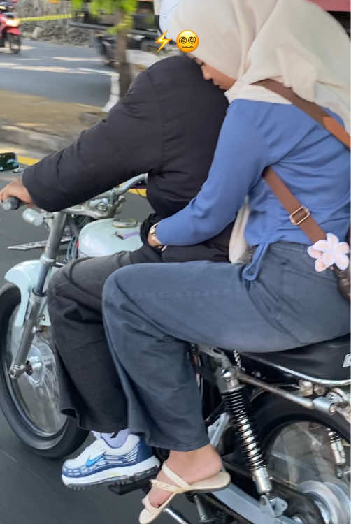 ternyata udah cocok nih motor tuk bucin🤭 ijin mas @ig_cahyo22 #fyp #pengencb #bucin #berandamu #anomaliicikiwir #herexjatim #cbdownsize #cbstrelitzia #cb100e 