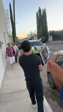 #juevesdeforaneos #cuu #muchachosesjueves el señor iba camino al expendio que se hace 