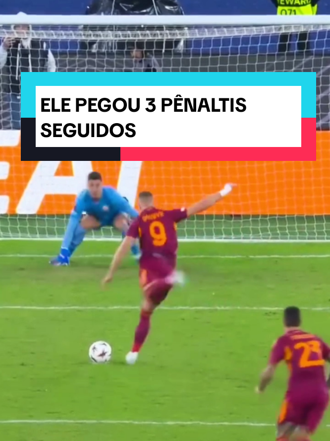 Não, não é replay. O goleiro Ozer, do Lille, pegou três penalidades, aos 44 do segundo tempo e garantiu a vitória do time francês sobre a Roma, no estádio Olímpico na capital italiana, pela Liga Europa. Nas duas primeiras cobranças, do ucraniano Dovbyk, ele se adiantou e o árbitro mandou repetir. Na terceira, o argentino Soulé assumiu a cobrança e Ozer também defendeu.  #futebol #goleiro #goalkeeper #football #foryoupage 