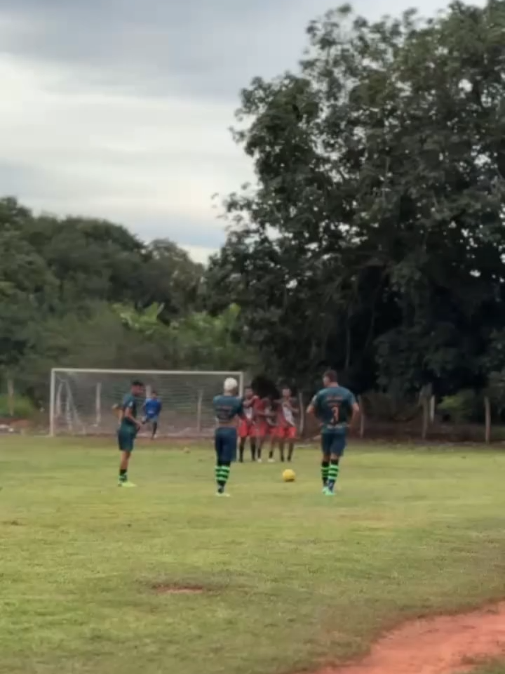 QUE EFEITO! 😱🔥 Uma cobrança de falta com qualidade de milhões! 🎯⚽ 🎥: caipirao.oficiaal #Redes8