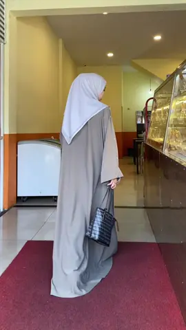 Kira kira lagi beli apa yaa 😅 Abaya by @HodijaOficial nyaman banget dipake disegala kondisi masyaAllah ademnyaa pwollll 🤎 #abayaturkey #abayadubai #abayaumroh #abayaantiuv #gamisabaya 