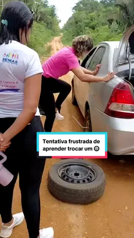 “Manual de instruções? Aqui é no estilo tentativa e  o erro  foi os parafusos não afrouxarem 😂🛞 #tentativaeerro #perenguechique #sórindo #vidareal 