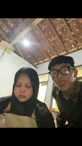 gak bisa fotbar sama kamu yaudah sama mak e kantin aja#fypage #xyzabc#trending #fyp 