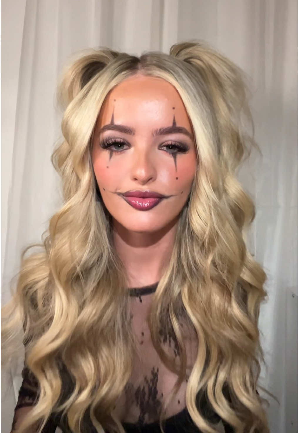 💛 to 🖤  #halloweenmakeup #clownmakeup #halloweensounds #halloweentransition #easycostume 