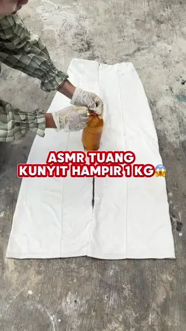 Nggak takut eksperimen kunyit segini banyaknya, celana tetap bersih tanpa sisa🥹🥰 #klinbos #penghilangnodapakaian #nodamembandel #eksperimennoda #fyp 