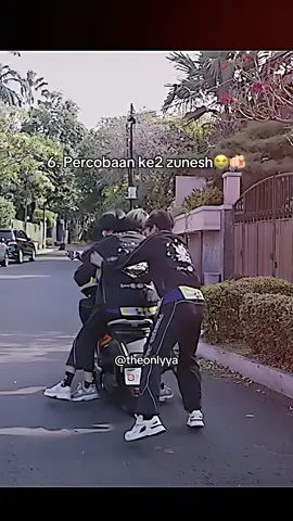 ngakak banget neshh😭🫵🏻, udh tau gamuat bonceng 4 malah maksa😭, 2x lagii🤣. #rrqrinz #rrqsutsujin #rrqdyrennn #rrqzunesh #rrqtoyy @rrq_rinz @Dyrennn @rrq_zunesh @rrq_toyy @rrq_idok @Team RRQ @sutsujin. 