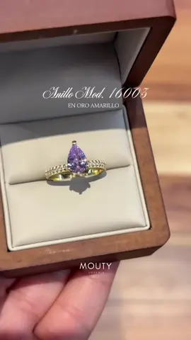 Modelo 16003 💍✨ Fabricado en Oro Amarillo de 14 kilates Visítanos en nuestra sucursal de 📍 Guadalajara Puerta de Hierro 📍 Lomas de Chapultepec CDMX 🇲🇽 📍San Pedro Garza García Monterrey  💳 Hasta 18 MSI y envíos gratis a todo México 🇲🇽  #moutyjoyeria #anillodecompromiso #anillos #ring #mexico