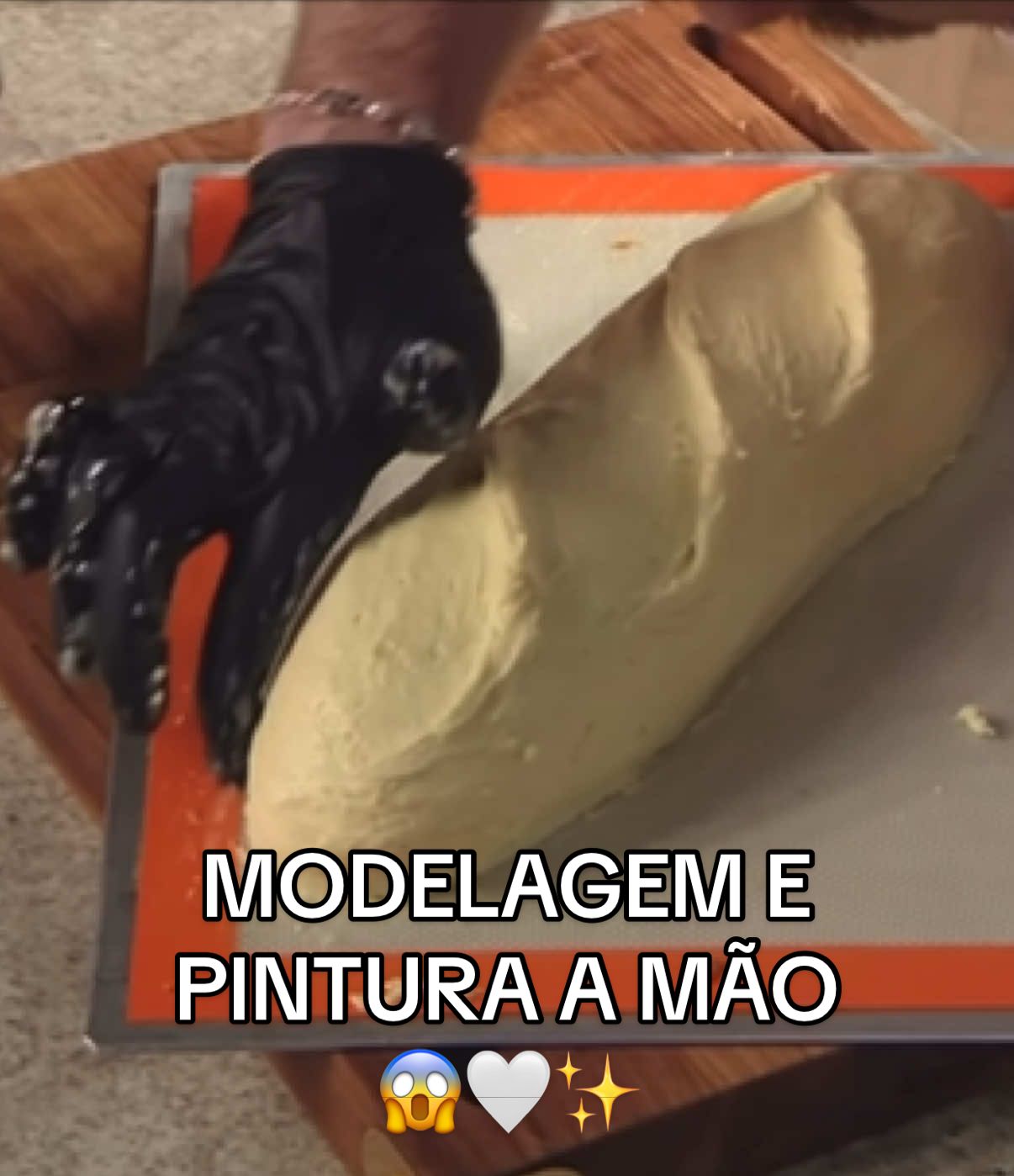 Nessa prova consegui mostrar um pouco da minha faceta artística modelando esse pão (bolo) e pintando todo a mão. Trabalho realista para a prova PARECE MAS NÃO É. Parece um pão e queijo recém chegados do mercado, mas é tudo bolo! Nosso time brilhou 😍🤍✨ #masterchefbr #masterchefconfeitaria 