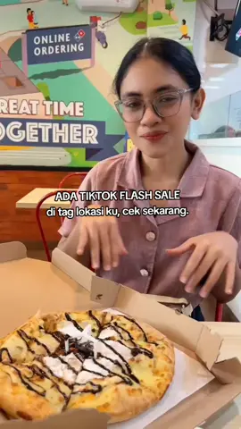 manfaatkan tiktok flash sale di tag lokasi aku sekarang. #juarajajanoct #promoseruweekend #pizzalover #dominospizza #dominos 