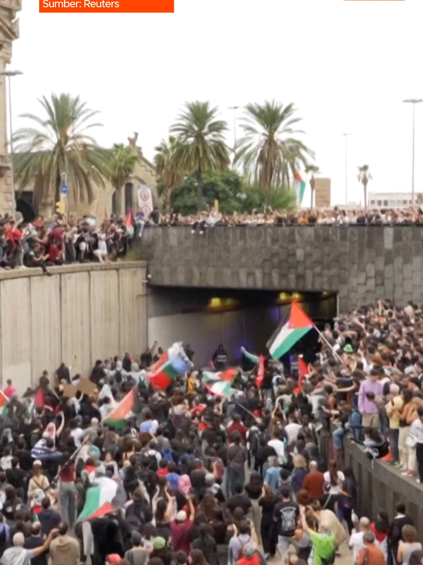 Ketegangan memuncak di Barcelona apabila penunjuk perasaan pro-Palestin mengadakan protes pada malam Khamis bagi membantah campur tangan Israel terhadap flotila bantuan yang menuju ke Gaza. Israel menerima kecaman antarabangsa selepas tentera bersenjata Israel menaiki kira-kira 40 kapal yang dikenali sebagai Global Sumud Flotilla yang cuba memecahkan sekatan Israel ke atas wilayah Palestin untuk menghantar bantuan ke Gaza. #AWANInews