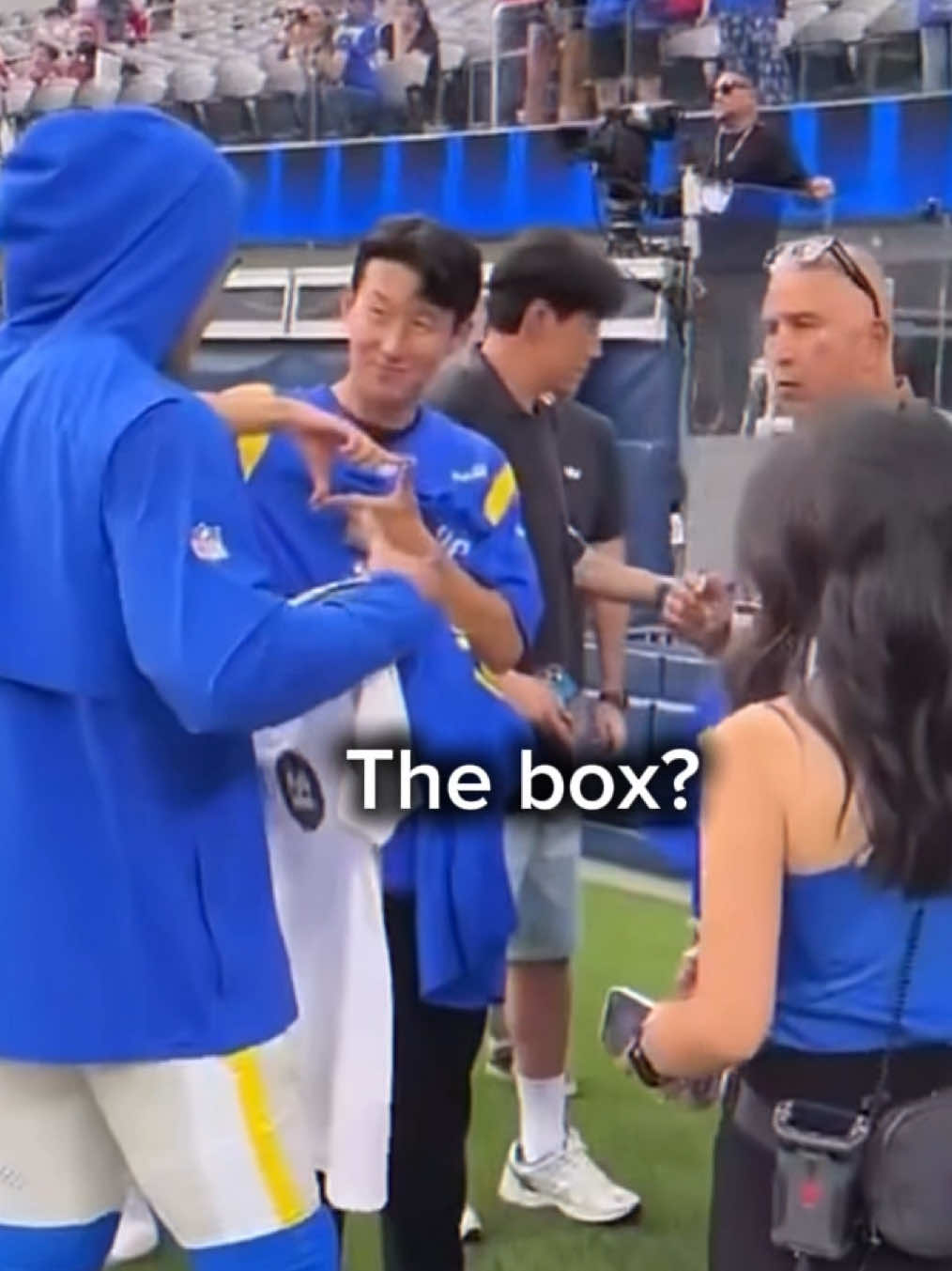 📸🏈😆 Sonny showing his goal celebration to NFL Rams player Puka, but he was too nice to correct him when he called it “the box” lol 😅 #손흥민 #heungminson #sonheungmin #lafc #rams 
