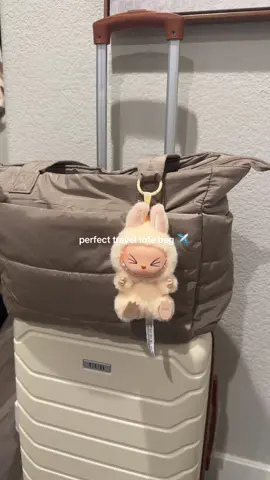 perfect travel tote! ✈️ #tiktokshopfalldealsforyou #travelbag #totebag #pufferbag 