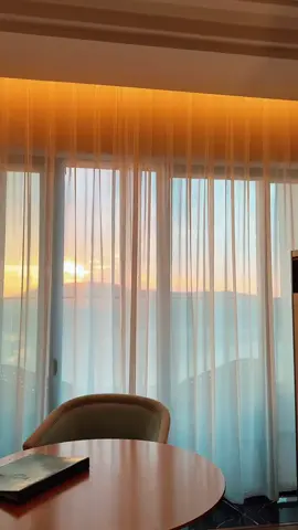 Đón bình minh Quy Nhơn ngay tại phòng view biển. Thời tiết tháng 9 vẫn đẹp lắm ạ 🥰