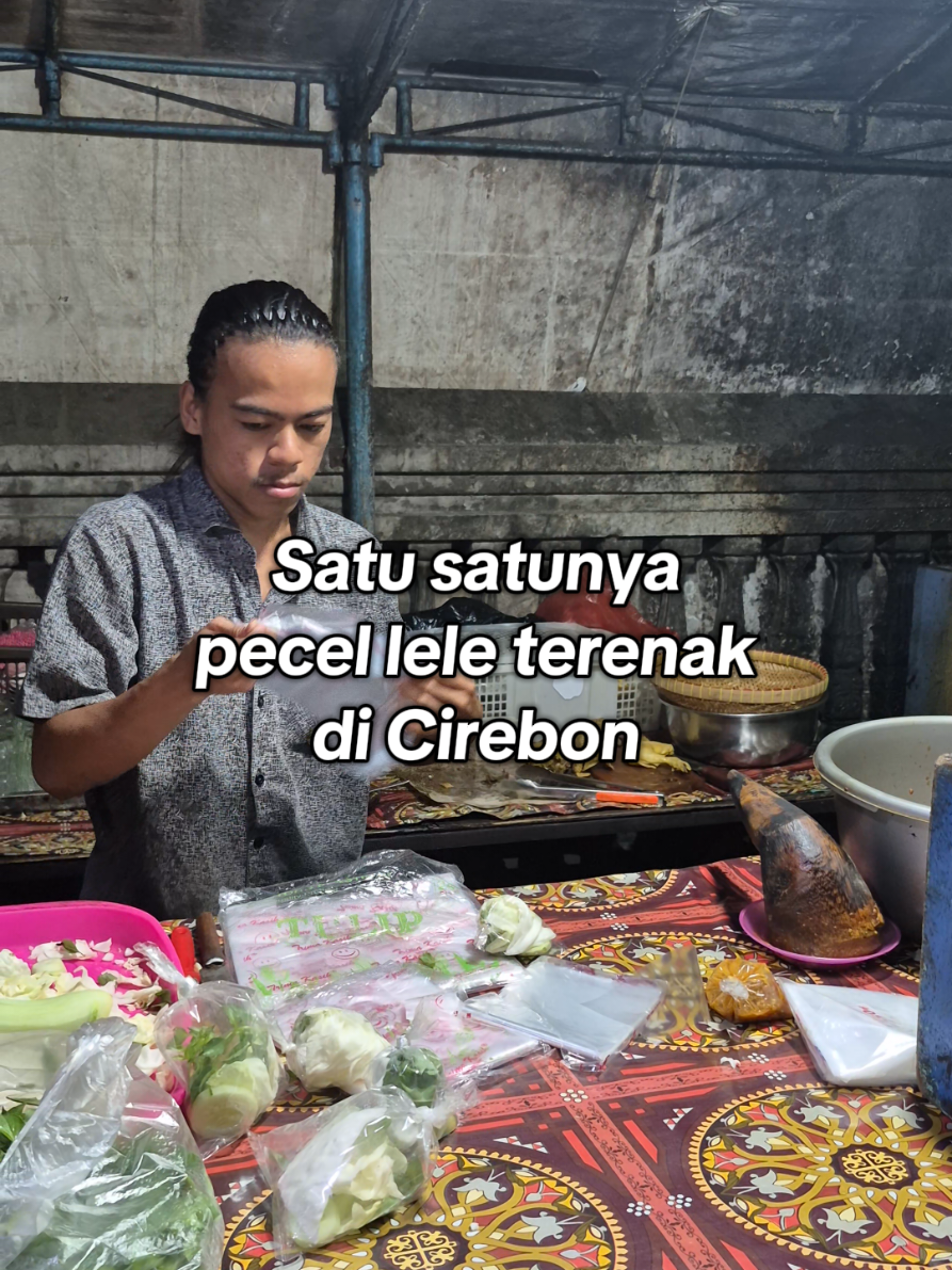 Gak main-main enaknya! 🤤 Pecel Lele Sedap Malam di Jalan Fatahillah Weru, Cirebon ini beneran murah meriah tapi rasa bintang lima. Sambelnya? 🔥 Pedes, gurih, nagih! Wajib coba! . . 📍Pecel Lele Sedap Malam Lokasi : Jl. Fatahillah, Setu Kulon Kec. Weru Kab Cirebon Buka Tiap hari ⏰️17.00 -23.00 #pecellelelamongan #sedapmalam #jajanisme #pecelleleenak #sambelpecel 