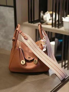 Travel bestie unlocked 🧳✨ Rocking the Lindy 26 with a 5cm wide canvas crossbody strap—comfort meets style in the chicest way. Whether you're airport-bound or city strolling, this setup is all about effortless cool. https://www.awulook.com/products/canvas-bag-strap-for-lindy-picotin-evelyne #awulookstrap #hermesbag #Lindy26 #TravelStyle #BagGoals #CrossbodyUpgrade #CanvasStrap #OOTD #TravelCompanion #StyleOnTheGo