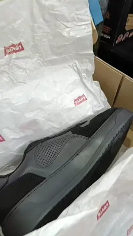 Levis, modelo 3391, de color negro, en talla 26.5, $ 800