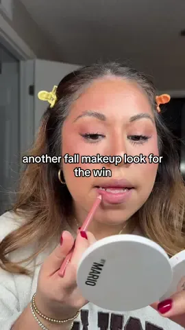 so many fall makeup looks i’m wanting to try 😭 @elfcosmetics halo glow skin tint @Rare Beauty soft pinch liquid contour - solace @Patrick Ta Beauty major dimension blush duo - she goes to the gym @Tower 28 Beauty swipe serum concealer @Kulfi Beauty main match concealer @loréal paris usa infallible blurfection loose setting powder, paradise big deal @makeupbymario softsculpt blurring bronzer @Maybelline New York bubble colossal @NYX Professional Makeup butter gloss - praline #makeup #fallmakeup #makeuptok #BeautyTok #makeuptutorial 