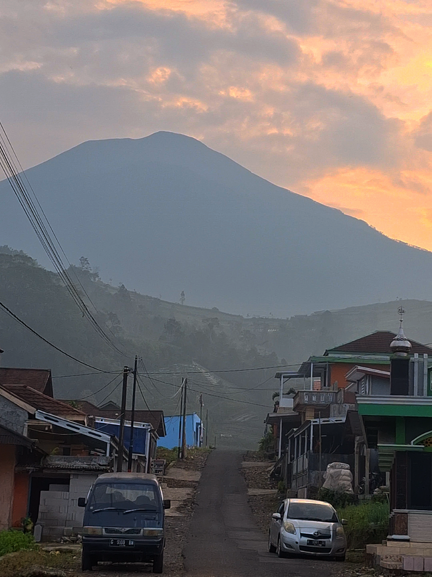 view Gunung Slamet dengan sunset dari Dusun Kaliurip Serang Purbalingga keren banget ya viewnya🤩 #gunungslamet #sunset #dusunkaliurip #fyp #foryoupage 