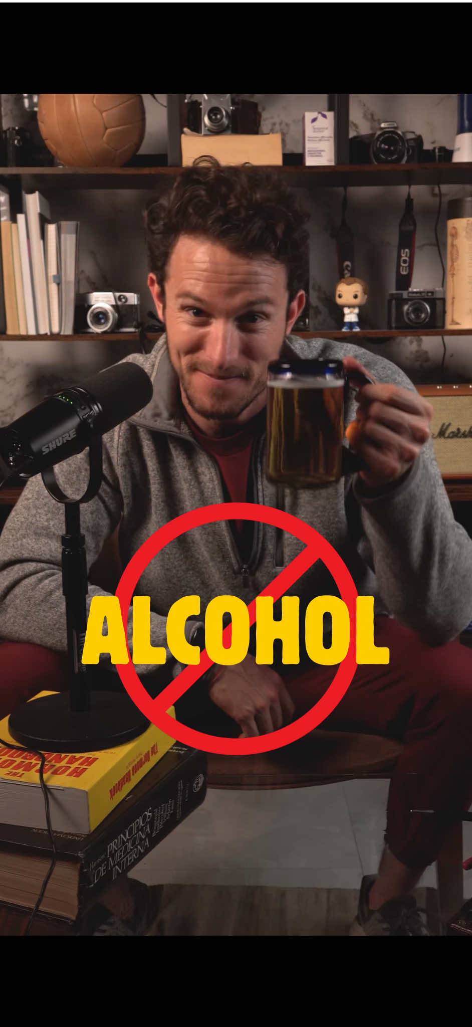 Hoy cumplo un año sin tomar alcohol. No porque tuviera un problema… sino porque entendí la ciencia detrás de un trago. El alcohol no “relaja”, solo adormece temporalmente tu sistema nervioso. Y al día siguiente, tu cuerpo paga con más ansiedad, cortisol y mal sueño. Incluso una copa bloquea tu sueño profundo, el mismo que repara tu cerebro. En el hígado se convierte en acetaldehído: una toxina que daña tu ADN y promueve cáncer. En el cerebro apaga tu corteza prefrontal, rompe conexiones… y a largo plazo, encoge neuronas. No hay dosis segura. Una copa ya deja marcas. Y lo más fuerte: lo celebramos como si fuera agua, cuando es un veneno socialmente aceptado. Más de 600,000 bebés nacen al año con daño cerebral por exposición prenatal. Tomamos para conectar, pero esa conexión es prestada… y a veces, se cobra carísima. Un año después, te juro que no extraño ni la resaca, ni la ansiedad, ni la desconexión. Si algo de esto te incomoda, tal vez ahí está la invitación. #drduck  Fuentes: GBD 2023, Lancet; WHO (2018); Nutt et al., Lancet (2010); Topiwala et al., BMJ (2017); Enoch (2006); CDC (2022); NIH (2020); Walker, M. (Why We Sleep)