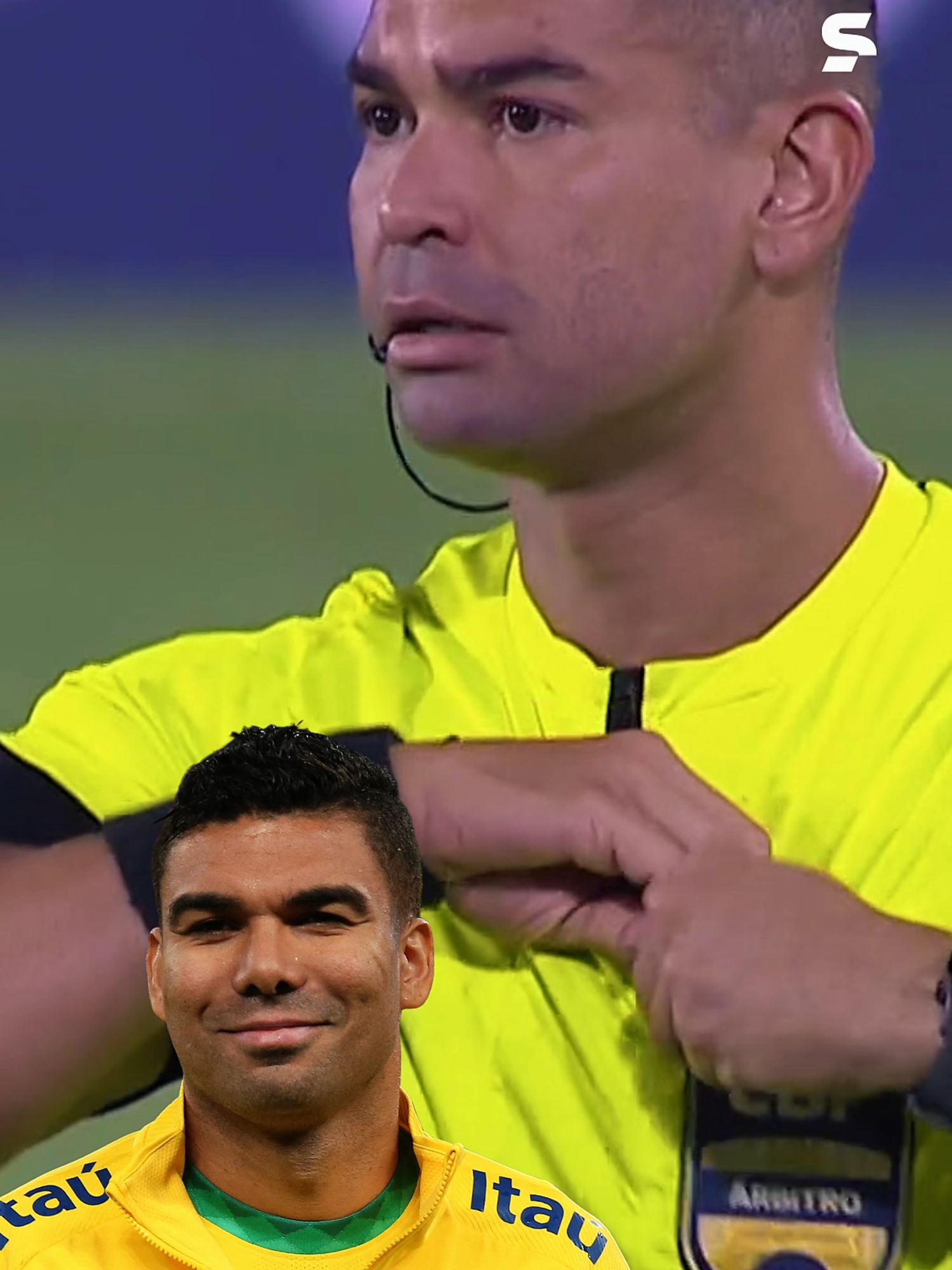 Ué, gente, Casemiro virou árbitro? 😱⚽ Durante Flamengo x Cruzeiro, no Brasileirão, um dos auxiliares chamou atenção pela incrível semelhança com o volante do Manchester United e da Seleção Brasileira.  Polivalente até fora das quatro linhas, hein? 🤣 *Contém legenda automática #BrasileiraoNoSportv#Flamengo#Cruzeiro#Arbitragem#Casemiro