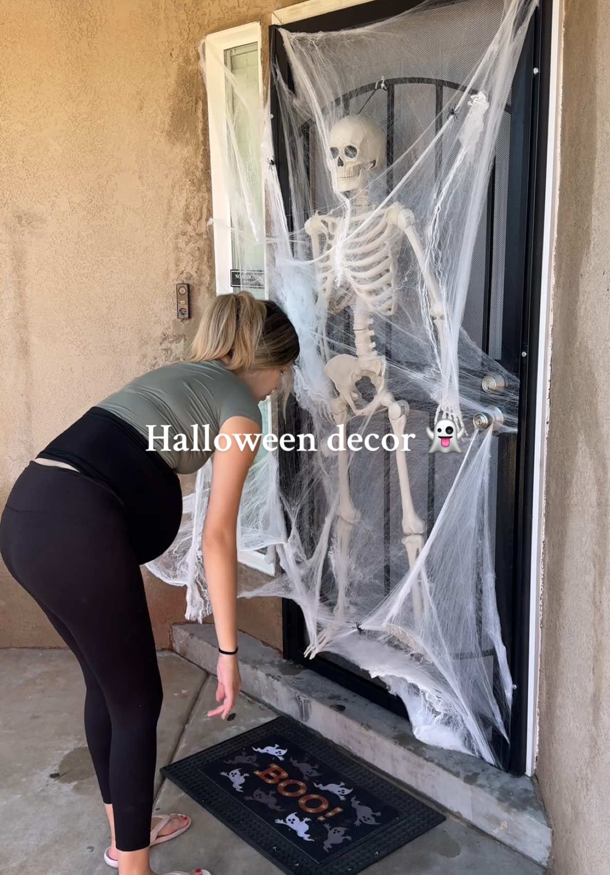 Definitely recommend the beef netting ! Absolutely loved the spider web 🕸️ #halloween #halloweenlook #halloweendecor #outdoordecor #satisfying #porchdecor #ideas 