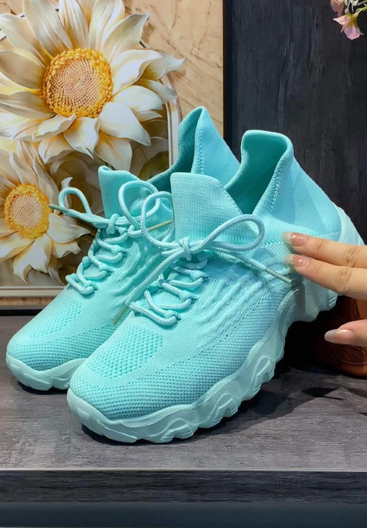 Estas zapatillas bajas con cordones son ligeras, transpirables y lo suficientemente cómodas para todo el día. Y lo mejor de todo: son tan simples que combinan con cualquier outfit.#sneakers#womensneakers #comfysneakers #walkingshoes#TikTokMadeMeBuyIt#OOTD #falldealsforyou #fallshoes 