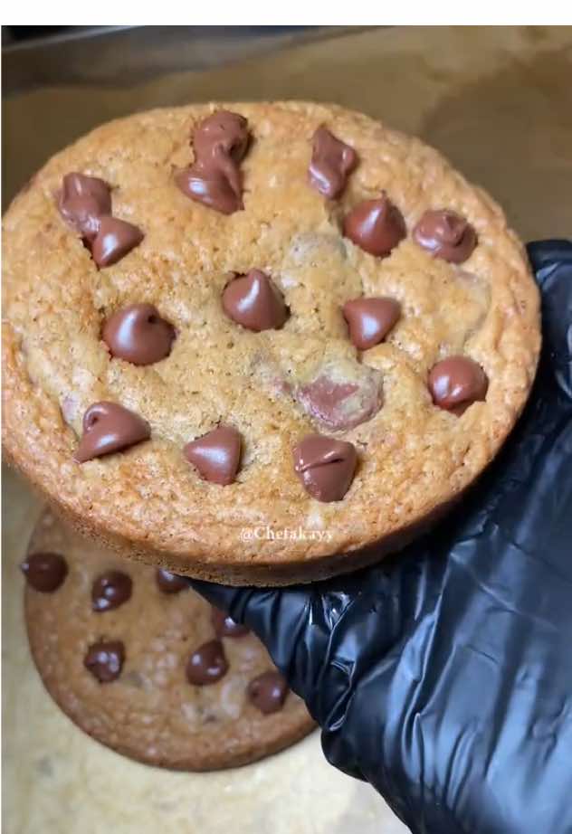 Ok y’all I’m using the same exact recipe for the chocolate chip cookies as well😂🥰 Ingredients: 1 stick of salted butter  (Brown until golden/let it cool) 1 cup brown sugar  1/4 granulated sugar  1 egg (room temperature) 1 egg yolk 2 tsp vanilla extract  1 1/4 cup flour  (all purpose) 1/2tps baking soda 1/2 cup chocolate chips 1/2 cup Hersey chocolate bar (crushed) Chill for at least 2 hrs or more Bake on 350 for 17mins #chocolatechipcookierecipe #chocolatechipcookie #EasyRecipes #dessertideas 