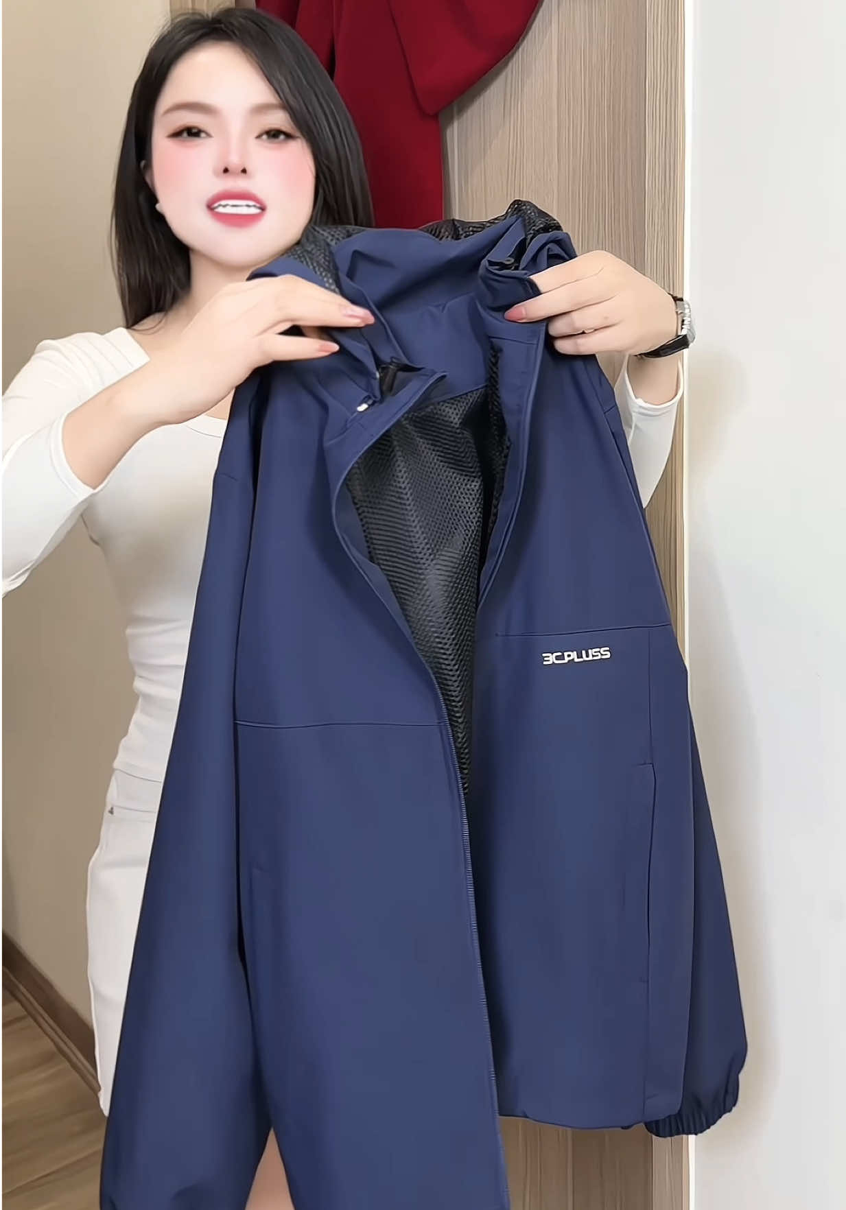 Mặc là mê. Áo khoác gió hai lớp chị em mình diện thu vừa chống nắng chống gió lại vừa xinh #gucuahue #aokhoac #aokhoacnu #aokhoacgio #aokhoacchongnang