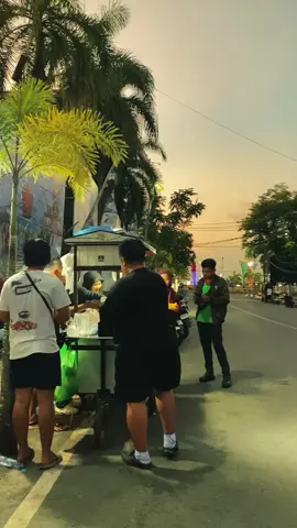 Aktivitas sore hari warga kotabaru, kalau kalian abis pulang kerja nongkrongnya dimana guys?  #tempatnongkrong #kotabarukalsel 