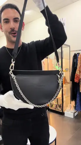 ✨LONGCHAMP✨ ▫️Small Smile Leather Crossbody Bag ▫️Black Smooth Calf Leather ▫️Adjustable / Detachable Logo Shoulder Strap & Chain-Link Top Handle ▫️Our Price $499 AUD  ▫️Lay-by Available (Interest & Fee Free Terms)  ▫️Excellent Condition - Presents as Worn Once ▫️Authenticity Guarantee Available online now at www.openvault.com.au (link in bio) • • • • Disclaimer: Open Vault is an independent seller of pre-owned authentic items and are not associated or affiliated with the advertised brand. All copyrights are reserved to the original holder.