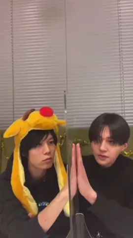 アクリル越しに手合わせてるのかわいい#八木勇征 #萩原利久 #ゆせりく 