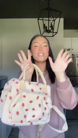 ok why is this the cutest lunch bag EVER?! 🍓🍓🍓 And on major S A L E today! #lunchbag #toddlermusthaves #toddlerlunchbox #toddlerlunchideas #toddlerlunchbag 