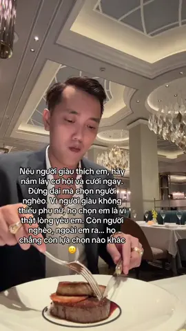 Nếu người giàu thích em, hãy nắm lấy cơ hội và cưới ngay. Đừng dại mà chọn người nghèo. Vì người giàu không thiếu phụ nữ, họ chọn em là vì thật lòng yêu em. Còn người nghèo, ngoài em ra… họ chẳng còn lựa chọn nào khác 👌#tranphongbat 