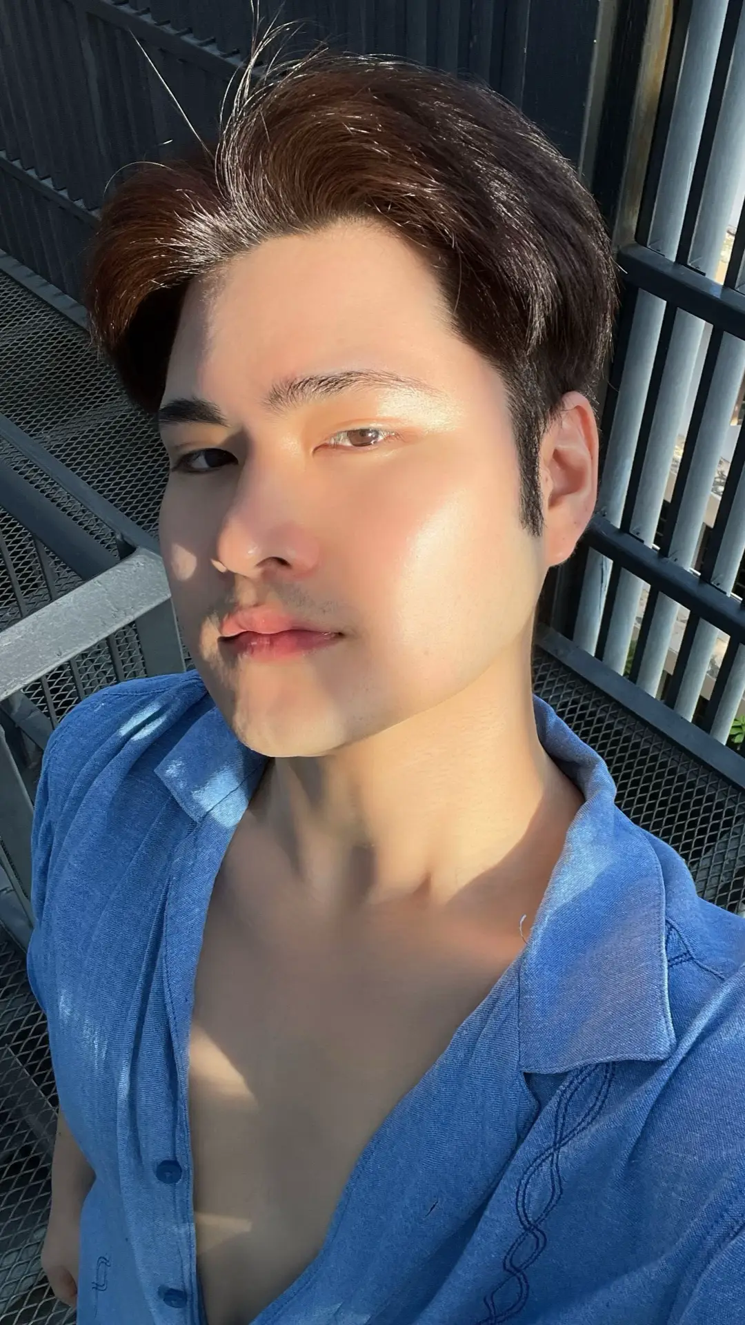 การรับแสงแดดในช่วงเช้า (ประมาณ 6.30–8.00 น.) มีประโยชน์หลายอย่าง เช่น:  • 🌞 วิตามินดี: ร่างกายจะสังเคราะห์วิตามินดีจากแสง UVB ได้ดีในช่วงเช้า โดยไม่เสี่ยงต่อการทำร้ายผิวเหมือนแดดจัดตอนสายหรือบ่าย  • 🧠 นาฬิกาชีวภาพ: แสงแดดเช้าช่วยปรับสมดุล circadian rhythm ทำให้หลับง่ายขึ้นตอนกลางคืน  • 😀 อารมณ์ดี: แสงแดดช่วยกระตุ้นสารเซโรโทนิน ทำให้รู้สึกสดชื่น  • 💪 สุขภาพกระดูกและภูมิคุ้มกัน: วิตามินดีช่วยดูดซึมแคลเซียมและเสริมภูมิคุ้มกัน แนะนำให้รับแสงแดดตรง ๆ ประมาณ 10–20 นาที (ขึ้นอยู่กับสีผิวและความแรงของแดดในพื้นที่) โดยไม่ต้องทาครีมกันแดดในช่วงเวลาสั้น ๆ นี้ แต่ถ้าอยู่นานกว่านี้ควรป้องกันผิวครับ