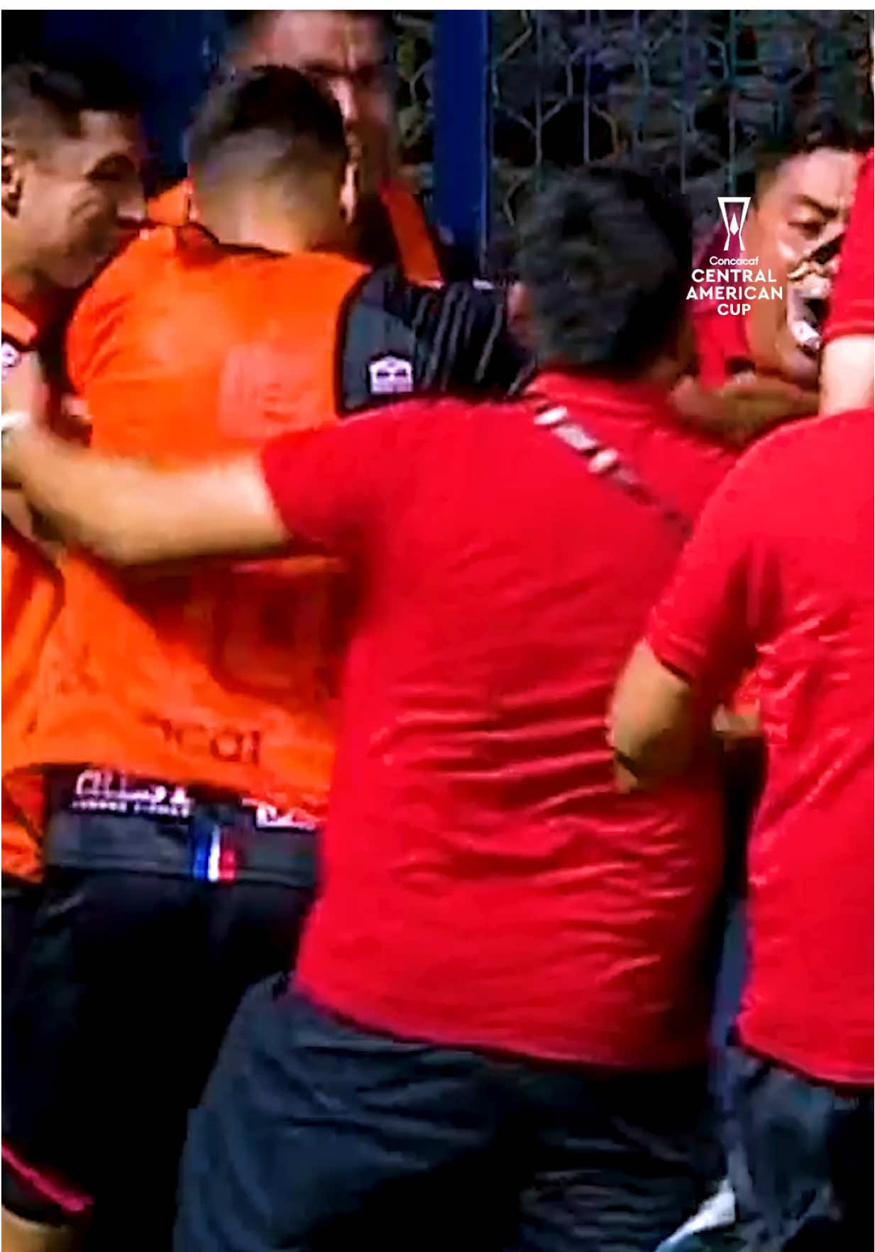 ¡LOCURA TOTAL! Golaaaaazo de Xelajú en el último minuto 🤯🎯 #CopaCentroamericana #Concacaf #SanMiguelito #Xelaju 