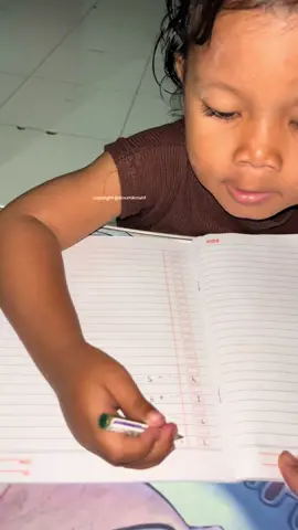 Alma (4th) mengerjakan soal mtk campuran titik2, dicampur gini biar dia teliti bedain metodenya, masyaallahtabarakallah #belajar #matematika #berhitung #angka #toodler 
