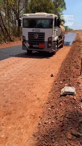 Using a truck system, they pour diluted asphalt on dirt roads for a smoother surface. 📹: infra_urbana / IG