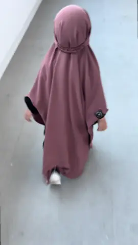 ✨ Bismillah ✨ Warna baru, model baru! 🌸 Cocoa Khimar — elegan, simple & nyaman dipakai 🤎 Menggunakan bahan Mina Anti UV 🌤️ 🌿 Cocok untuk anak-anak ☀️ Melindungi kulit dari sinar matahari 📌 READY size 1–8 tahun 📲 Chat admin for order: ‪+62 852-8339-2596‬ #khimaranak #khimarsyari #muslimkidsfashion #islamikidswear #minisyari