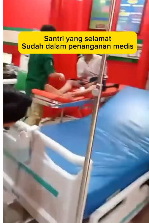 Suasana rumah sakit yang menangani para santri yang selamat korban runtuhnya bangunan mushola Pondok Pesantren Al Khoziny di Desa Buduran, Sidoarjo .. Kita doakan semoga korban yang selamat diberikan kesembuhan baik fisik maupun psikisnya .. Mereka yang meninggal diwafatkan dalam keadaan suci, Allah SWT lebih sayang mereka santri penghuni surga .. Buat para wali santri semoga Allah SWT selalu memberikan kekuatan dan ketabahan . Aamiin . #pondokpesantren #alkhozinybuduran #beritatiktok #beritaviral #sidoarjo 