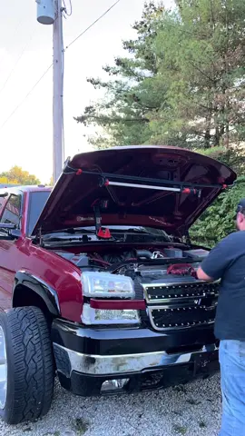 Enjoy the Timelapse of me yankin the head off #duramax #builtnotbought #popthehoodcupcake😘 #moonshinemartin #enginebay 