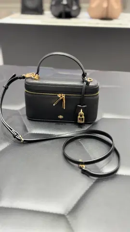 Sling bag comel🖤 💯Genuine Leather. Nak buat hadiah atau letak atas dulang hantaran pon cantik ni. #fyp #masukberandafyp #foryoupage 