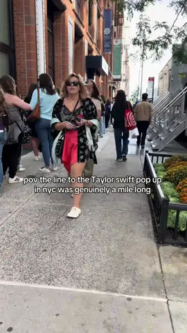 Does anyone see themselves?! Basically don’t feel bad if you couldn’t go because there was about a five hour wait time! #taylorswift #thelifeofashowgirl #newyork #switfie #highline 