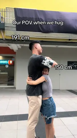 Ya beginilah kalau pelukan #couple #petitegirl #bigboy #botolyakult #fyp