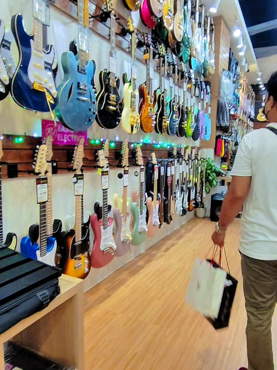 #CapCut  mabibili rin kita balang araw #rjtonemaster #moa  #rjguitarcenter 