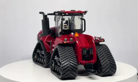 Esse é o Case IH Steiger Quadtrac 715 em escala 1/64, um dos tratores mais potentes do mundo, agora em miniatura com todos os detalhes. 👉 Quem aí também queria esse na coleção? #CaseIH #Quadtrac715 #MiniaturasAgrícolas #Escala164 #Tratores 