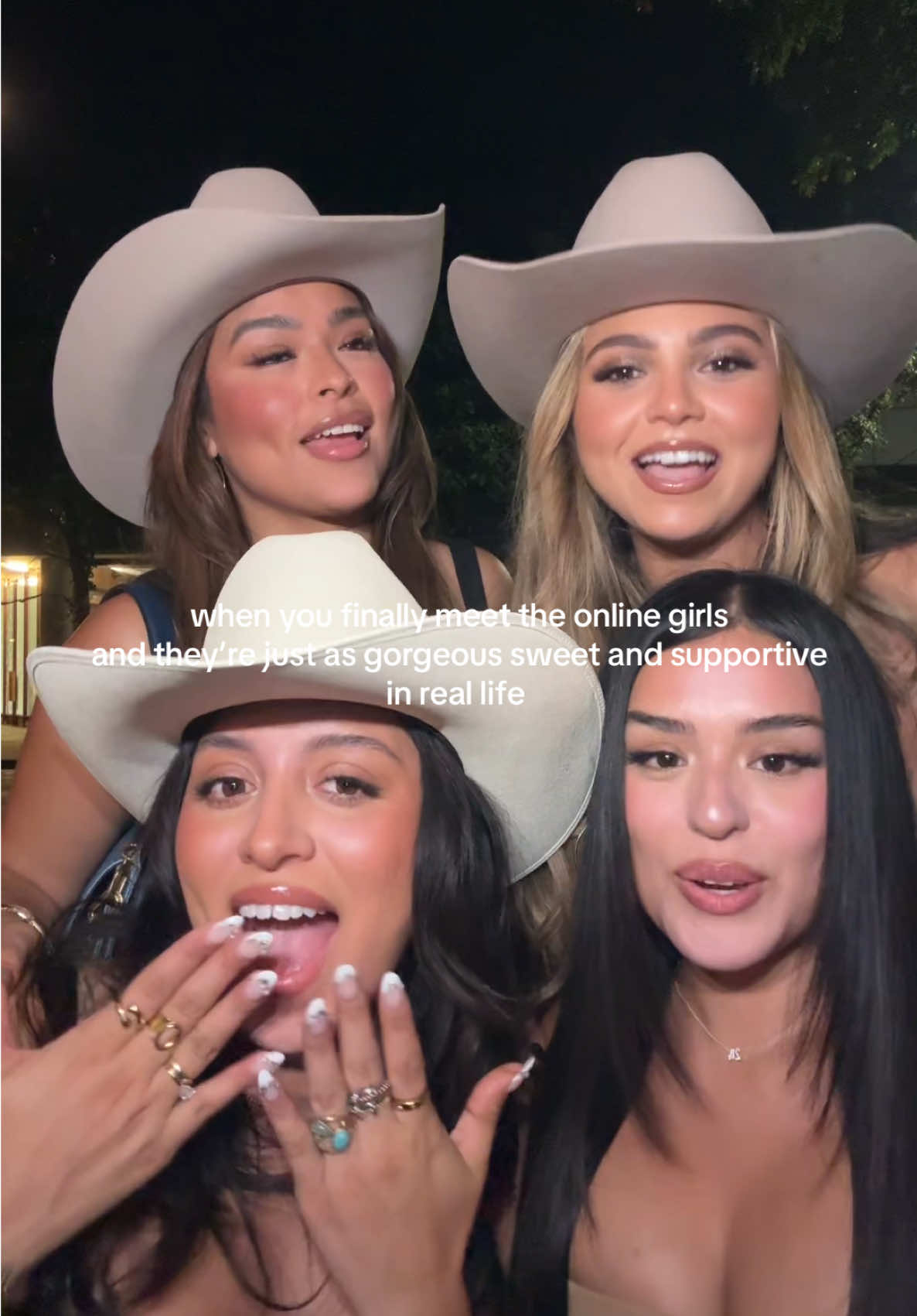 Bella’s por dentro y fuera 🤎 @Monica Rubi @Liz Maldonado @mal 🍒🫧💗  #amigas #latinas #texas 